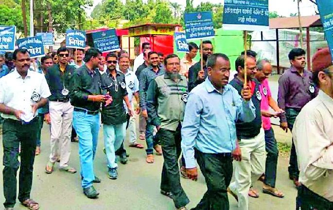 Drug dealers landed on the road | औषध विक्रेते उतरले रस्त्यावर Drug dealers landed on the road | औषध विक्रेते उतरले रस्त्यावर