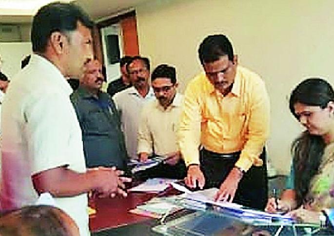 Teacher's team falls in 81 schools for 81 schools | ८१ शाळांसाठी शिक्षक संघाची मंत्रालयात धडक