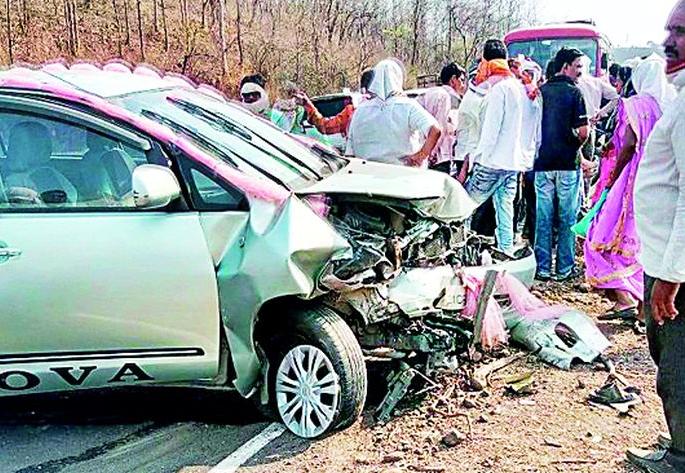 Four injured in accident in Madkona Ghat | मडकोना घाटात अपघात, चार जखमी Four injured in accident in Madkona Ghat | मडकोना घाटात अपघात, चार जखमी
