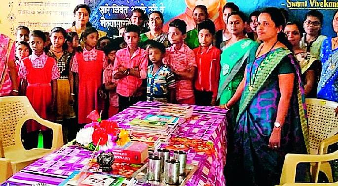 The students gathered in the book | अडगळीतल्या पुस्तकांशी जमली विद्यार्थ्यांची गट्टी The students gathered in the book | अडगळीतल्या पुस्तकांशी जमली विद्यार्थ्यांची गट्टी
