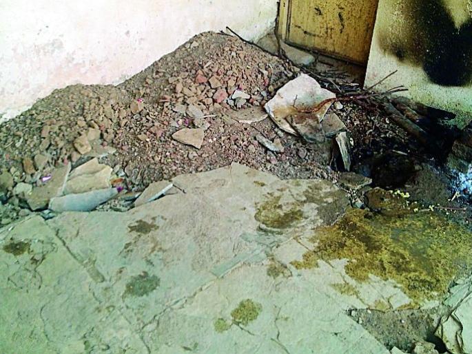 Asegaon's anchorage risky | आसेगावची अंगणवाडी धोकादायक Asegaon's anchorage risky | आसेगावची अंगणवाडी धोकादायक