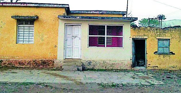 Empty government buildings have become the site of untouchability | रिकाम्या सरकारी इमारती बनल्या गैरप्रकाराचे अड्डे Empty government buildings have become the site of untouchability | रिकाम्या सरकारी इमारती बनल्या गैरप्रकाराचे अड्डे