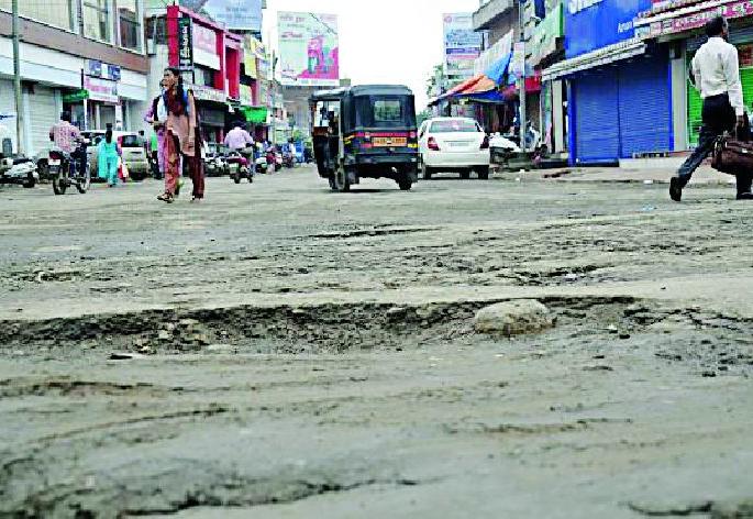 Ganeshotsav is still on the face of the yavat, still the street sidewalk | गणेशोत्सव तोंडावर, तरीही यवतमाळात रस्त्यांची चाळणी कायम Ganeshotsav is still on the face of the yavat, still the street sidewalk | गणेशोत्सव तोंडावर, तरीही यवतमाळात रस्त्यांची चाळणी कायम