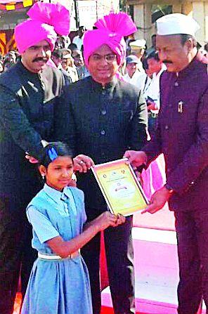  Shweta Rangari honored behind the scenes | पडद्यामागची स्वच्छतादूत श्वेता रंगारी सन्मानित