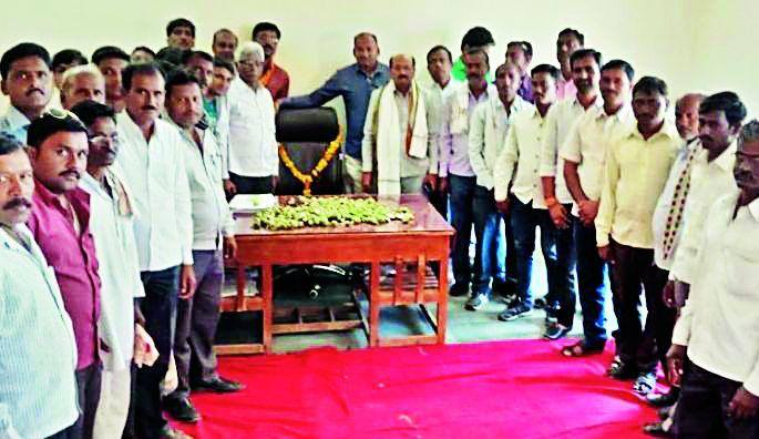 Kandhichi Bondi Falci in Kalamb Agricultural Office | कळंब कृषी कार्यालयात कपाशीची बोंडे फेकली