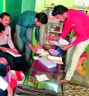 Invalid lobbying jewelers, forage at home | अवैध सावकाराच्या ज्वेलर्स, घरावर धाड