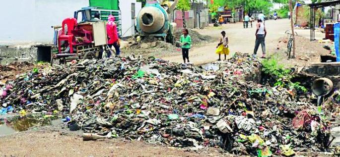 Yavatmal's recent situation | गटारांच्या बजबजपुरीने यवतमाळकरांचे हाल Yavatmal's recent situation | गटारांच्या बजबजपुरीने यवतमाळकरांचे हाल