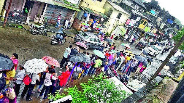 Passengers' arrival due to a train accident | रेल्वे अपघातामुळे प्रवाशांचे हाल