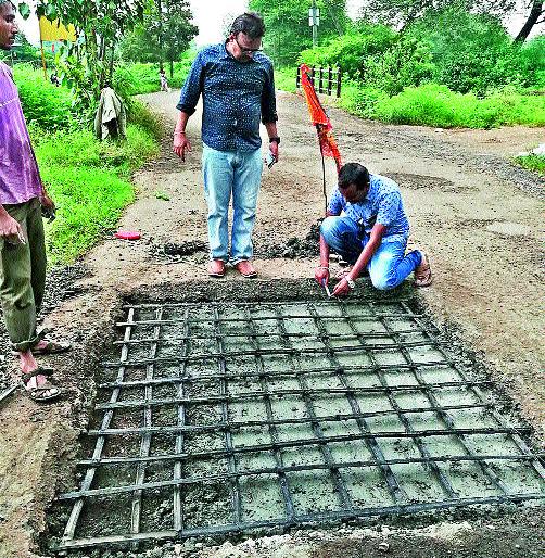 Develop bamboo technology for the road potholes | रस्त्यावरील खड्डे बुजविण्यासाठी बांबू तंत्रज्ञान विकसित