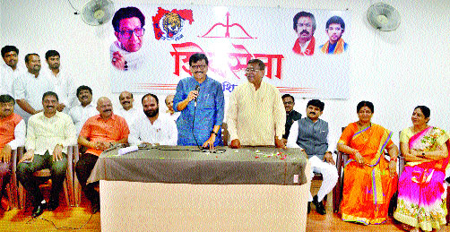 Complain before the leaders | नेत्यांसमोरच तक्रारींचा पाढा Complain before the leaders | नेत्यांसमोरच तक्रारींचा पाढा