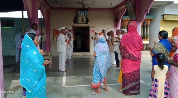 The tradition maintained by the people of Ghorad in Wardha district | ‘जेथे मनी भाव, तेथे भगवंताचा ठाव’; गाव सीमेपर्यंत दिंडी काढून घोराडवासीयांनी ठेवली परंपरा कायम