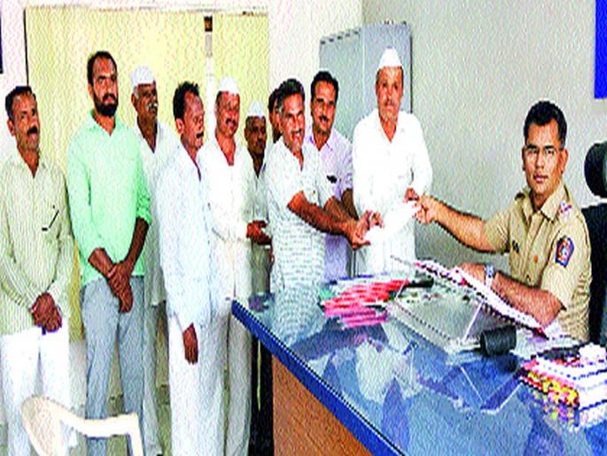  I am the officer in reporting the complaint! | तक्रार नोंदविण्यावरून अधिकाऱ्यांत तू तू मैं मैं!