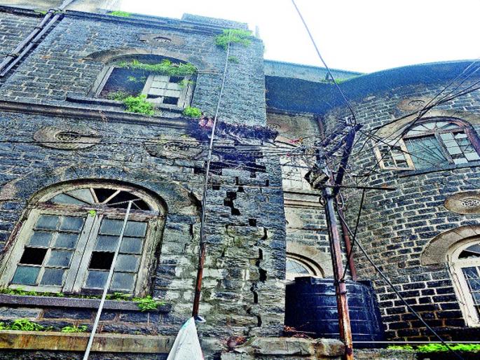The dangerous part of the old Municipal Building collapsed | मनपाच्या जुन्या इमारतीचा धोकादायक भाग कोसळला The dangerous part of the old Municipal Building collapsed | मनपाच्या जुन्या इमारतीचा धोकादायक भाग कोसळला