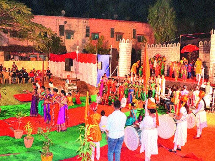 The events of Shivrajyabhishekkaya of the students | विद्यार्थ्यांनी साकारला शिवराज्याभिषेकाचा प्रसंग The events of Shivrajyabhishekkaya of the students | विद्यार्थ्यांनी साकारला शिवराज्याभिषेकाचा प्रसंग