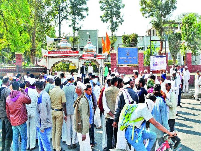 Dump police in the way of Warkaris | वारकऱ्यांच्या मार्गात पोलिसांचा खोडा Dump police in the way of Warkaris | वारकऱ्यांच्या मार्गात पोलिसांचा खोडा