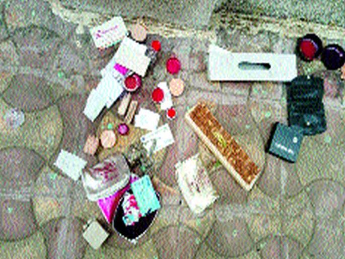 The stolen jewelry has been stolen back | चोरलेले दागिने चोरट्याने केले परत  The stolen jewelry has been stolen back | चोरलेले दागिने चोरट्याने केले परत