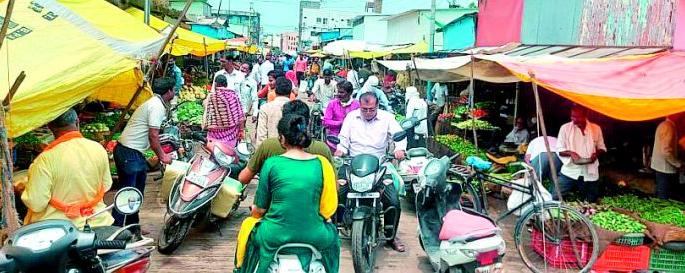 Befikir Amravatikar ... the beginning of the third wave | बेफिकीर अमरावतीकर... तिसऱ्या लाटेची नांदी Befikir Amravatikar ... the beginning of the third wave | बेफिकीर अमरावतीकर... तिसऱ्या लाटेची नांदी