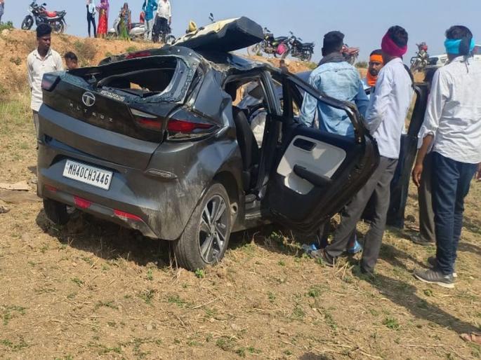 The car overturned due to a flat tire; death of mother; Son, daughter-in-law injured | टायर फुटल्याने कार उलटली; आईचा मृत्यू; मुलगा, सून जखमी The car overturned due to a flat tire; death of mother; Son, daughter-in-law injured | टायर फुटल्याने कार उलटली; आईचा मृत्यू; मुलगा, सून जखमी