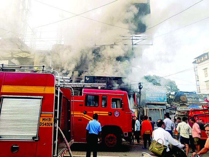 Fire at hardware shop in Nagpur; 35 lakhs loss | नागपुरातील हार्डवेअरच्या दुकानाला आग; ३५ लाखांचे नुकसान Fire at hardware shop in Nagpur; 35 lakhs loss | नागपुरातील हार्डवेअरच्या दुकानाला आग; ३५ लाखांचे नुकसान