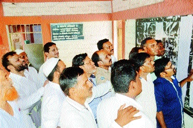 Hundreds of teachers displaced in transfers | बदल्यांमध्ये शेकडो शिक्षक विस्थापित Hundreds of teachers displaced in transfers | बदल्यांमध्ये शेकडो शिक्षक विस्थापित