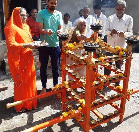 Lamp Rally called, Dhendai celebrates In the Amravati district | अमरावती जिल्ह्यातील मोर्शीत निघाली ८५ दिव्यांची धेंडाई