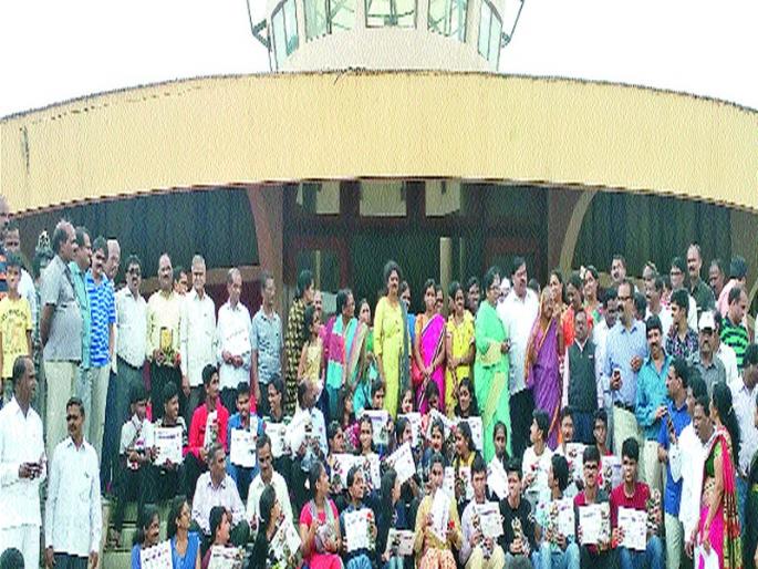 Savarkar Pratishthan honored by meritorious students | सावरकर प्रतिष्ठानतर्फे गुणवंत विद्यार्थ्यांचा गौरव Savarkar Pratishthan honored by meritorious students | सावरकर प्रतिष्ठानतर्फे गुणवंत विद्यार्थ्यांचा गौरव