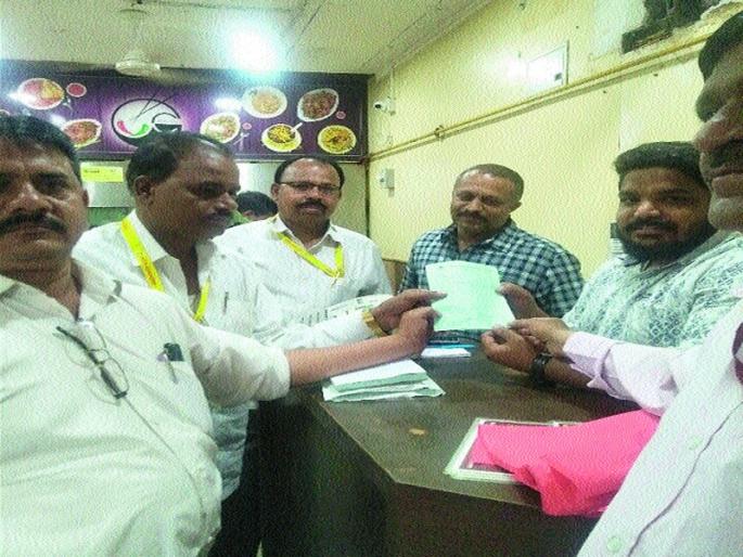 Robbery of Customers in 'Carrybag' Action | ‘कॅरिबॅग’ कारवाईत ग्राहकांची लूट Robbery of Customers in 'Carrybag' Action | ‘कॅरिबॅग’ कारवाईत ग्राहकांची लूट