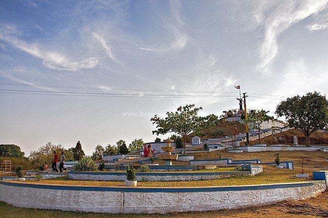  Action on the Nirbhaya squad on Khandoba hill | खंडोबा टेकडीवर निर्भया पथकाची कारवाई