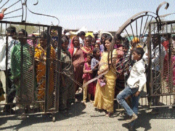 Opposition to cast leprosy | डेपोत कचरा टाकण्यास वडारवस्तीचा विरोध Opposition to cast leprosy | डेपोत कचरा टाकण्यास वडारवस्तीचा विरोध