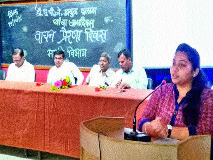 By visiting the books 'His' will be the glory of 'His' | पुस्तके भेट देऊन ‘त्यांचा’ झाला गौरव By visiting the books 'His' will be the glory of 'His' | पुस्तके भेट देऊन ‘त्यांचा’ झाला गौरव