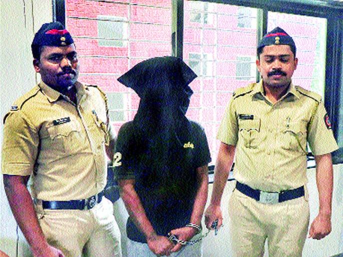 Detecting mobile police officer detained | मोबाइल पळविणारा तोतया पोलीस अधिकारी अटकेत Detecting mobile police officer detained | मोबाइल पळविणारा तोतया पोलीस अधिकारी अटकेत