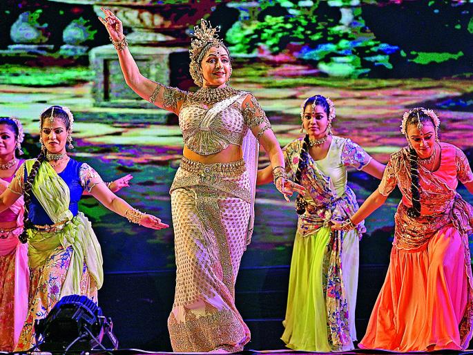 Hema Malini wins heart of Nagpurians, A glorious conclusion of the MP festival | हेमा मालिनींच्या पदलालित्यानी नागपूरकरांना जिंकले : खासदार महोत्सवाचा शानदार समारोप Hema Malini wins heart of Nagpurians, A glorious conclusion of the MP festival | हेमा मालिनींच्या पदलालित्यानी नागपूरकरांना जिंकले : खासदार महोत्सवाचा शानदार समारोप