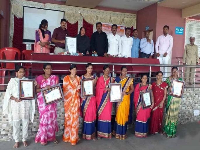 ISO enrollment for 3 aanganwadi with waluj Gram panchayat | वाळूज ग्रा.पं.सह ६ अंगणवाड्यांना आयएसओ नामांकन ISO enrollment for 3 aanganwadi with waluj Gram panchayat | वाळूज ग्रा.पं.सह ६ अंगणवाड्यांना आयएसओ नामांकन