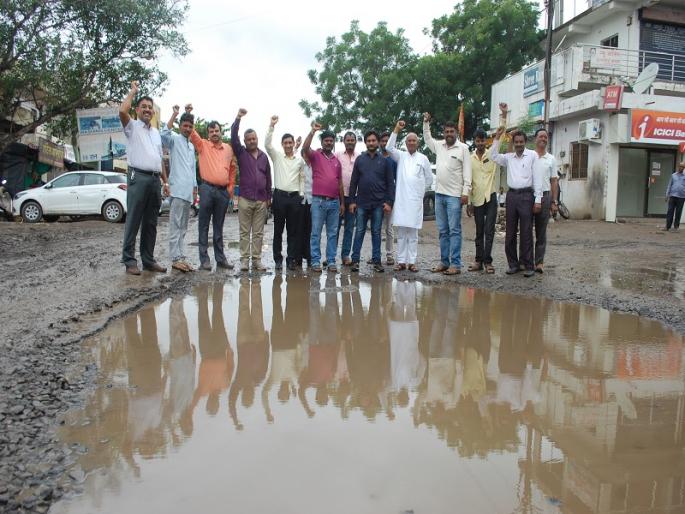Transport Association agitates in truck terminal | ट्रान्सपोर्ट असोसिएशनतर्फे कामगार चौकात आंदोलन Transport Association agitates in truck terminal | ट्रान्सपोर्ट असोसिएशनतर्फे कामगार चौकात आंदोलन