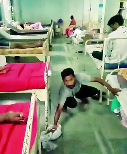 Wardha's cleanliness should be done at the government hospital in Nagpur | नागपूरच्या शासकीय रुग्णालयात रुग्णाला करावी लागली वॉर्डाची स्वच्छता Wardha's cleanliness should be done at the government hospital in Nagpur | नागपूरच्या शासकीय रुग्णालयात रुग्णाला करावी लागली वॉर्डाची स्वच्छता