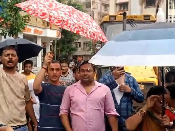 Tension over demolition of temple in Miraroad People blocked the JCB of the municipality and raised slogans against the former MLA | मीरारोड मध्ये मंदिराचे गाळे तोडण्यावरून तणाव ; लोकांनी पालिकेचा जेसीबी अडवून माजी आमदारा विरुद्ध केली घोषणाबाजी Tension over demolition of temple in Miraroad People blocked the JCB of the municipality and raised slogans against the former MLA | मीरारोड मध्ये मंदिराचे गाळे तोडण्यावरून तणाव ; लोकांनी पालिकेचा जेसीबी अडवून माजी आमदारा विरुद्ध केली घोषणाबाजी