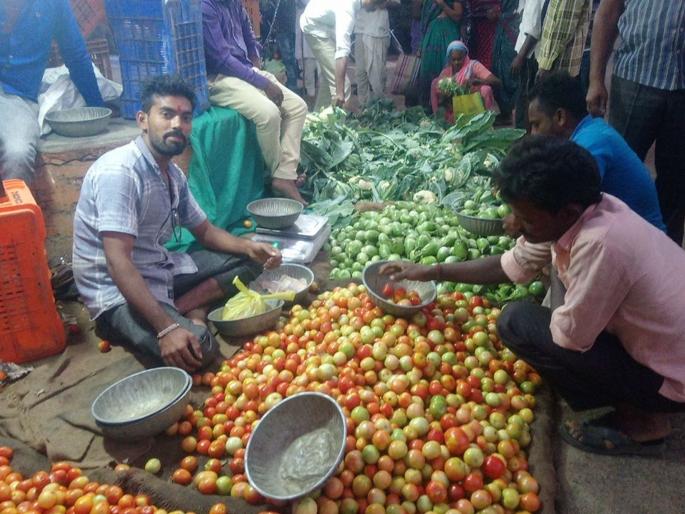 For the first time Weekly Market held in the dakhalala of Nagpur district | नागपूर जिल्ह्यातील दुधाळा येथे पहिल्यांदाच भरला आठवडी बाजार; १५ कि.मी.ची पायपीट थांबली For the first time Weekly Market held in the dakhalala of Nagpur district | नागपूर जिल्ह्यातील दुधाळा येथे पहिल्यांदाच भरला आठवडी बाजार; १५ कि.मी.ची पायपीट थांबली