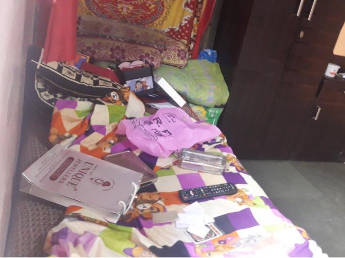 gold jewelery along with Rs 3 lakh in cash stolen by breaking into a closed house | बंद घर फोडून रोख तीन लाखासह सोन्याचे दागिने लंपास