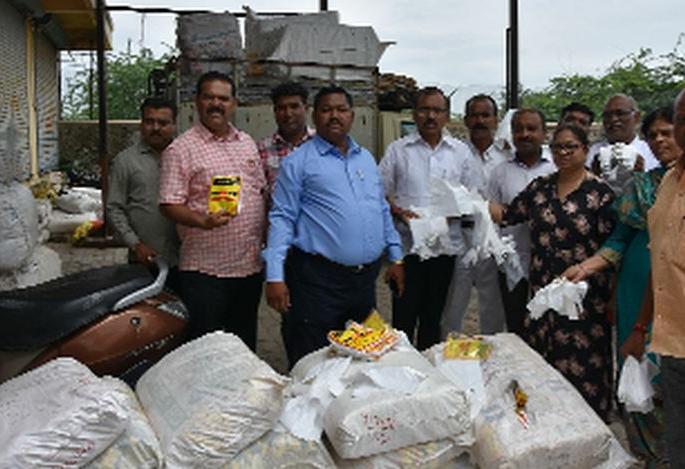 Two tonnes of plastic material seized from Aadhaan Shivar | अवधान शिवारातून दोन टन प्लास्टिक माल केला जप्त