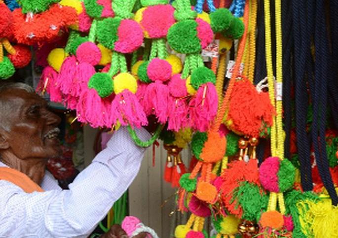 The excitement of buying from farmers in the market | बाजारात शेतकयांकडून खरेदीचा उत्साह