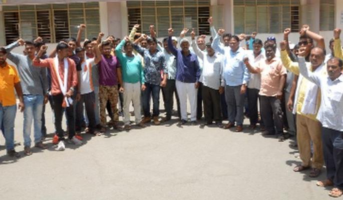 Take strong action against both the youth who attacked Shivsena | शिवदेंवर हल्ला करणाºया दोन्ही युवकांवर कठोर कारवाई करा Take strong action against both the youth who attacked Shivsena | शिवदेंवर हल्ला करणाºया दोन्ही युवकांवर कठोर कारवाई करा