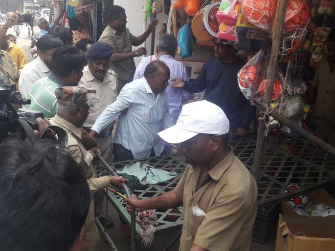 Re-push from the encroachment action | अतिक्रमण कारवाईवरून पुन्हा धक्काबुक्की Re-push from the encroachment action | अतिक्रमण कारवाईवरून पुन्हा धक्काबुक्की