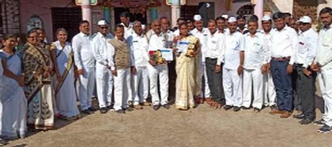 Balsane Gram Panchayat awarded the Model Teacher Award | बळसाणे ग्रामपंचायतीतर्फे आदर्श शिक्षक पुरस्कार प्रदान