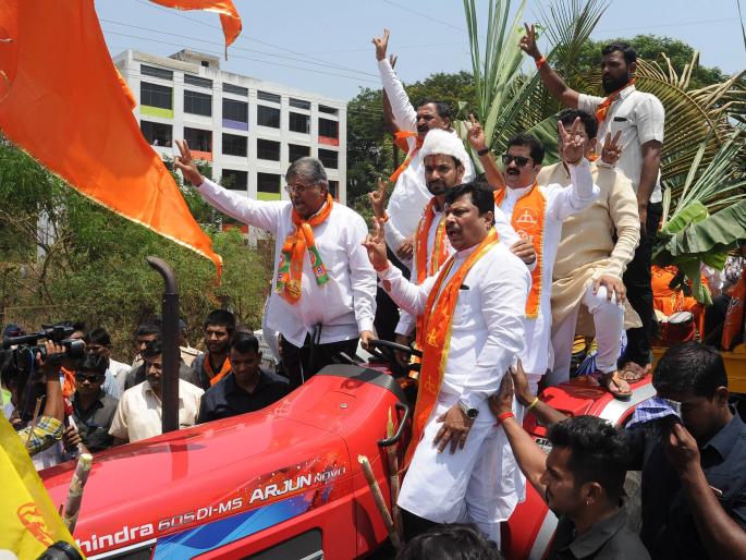 Patience with respect to Barladder | Lok Sabha Election 2019 : बारा बलुतेदारांसोबत धैर्यशील माने यांनी भरला अर्ज
