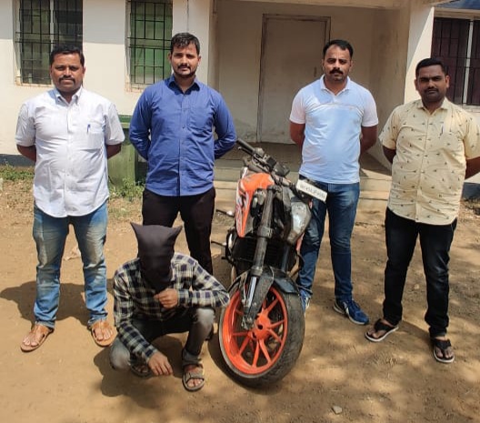 Iranian gang's chain snatcher found, accomplice absconding: Two-wheeler, stolen chain seized | इराणी टोळीचा चेन स्नॅचर गजाआड, साथीदार फरार Iranian gang's chain snatcher found, accomplice absconding: Two-wheeler, stolen chain seized | इराणी टोळीचा चेन स्नॅचर गजाआड, साथीदार फरार
