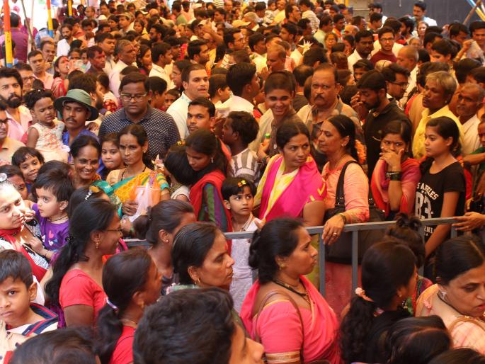 Due to the holidays, Kolhapur tourists grew up, Ambabai, Jatiba crowd of devotees | सलग सुटीमुळे कोल्हापूर पर्यटकांनी बहरले, अंबाबाई, जोतिबावर भाविकांची गर्दी