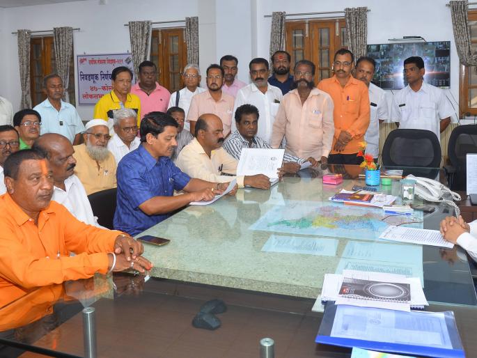 Shahu Samadhi Prashna tomorrow's comprehensive meeting, District Delegation delegation assurance | शाहू समाधीप्रश्नी उद्या व्यापक बैठक, जिल्हाधिकाऱ्यांचे शिष्टमंडळाचे आश्वासन Shahu Samadhi Prashna tomorrow's comprehensive meeting, District Delegation delegation assurance | शाहू समाधीप्रश्नी उद्या व्यापक बैठक, जिल्हाधिकाऱ्यांचे शिष्टमंडळाचे आश्वासन