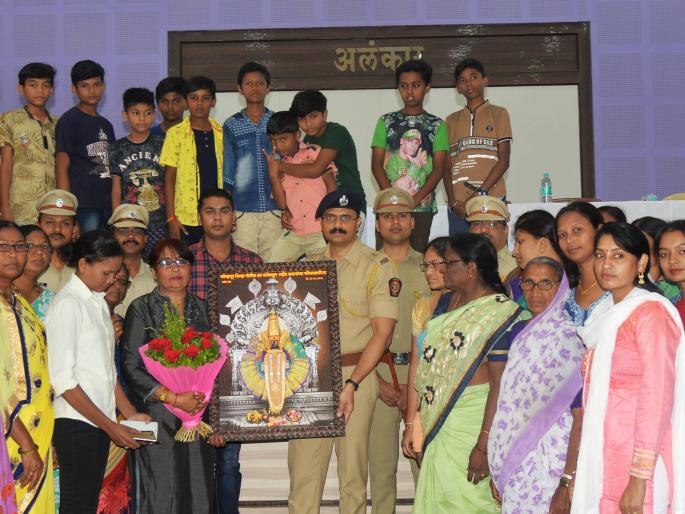 Kolhapur: Families of Shaheed Police were overwhelmed, 82 families from Pilibhit | कोल्हापूर : शहीद पोलिसांची कुटुंबे भारावून गेली, कुटुंबीयांतील ८२ जण सहलीवर Kolhapur: Families of Shaheed Police were overwhelmed, 82 families from Pilibhit | कोल्हापूर : शहीद पोलिसांची कुटुंबे भारावून गेली, कुटुंबीयांतील ८२ जण सहलीवर