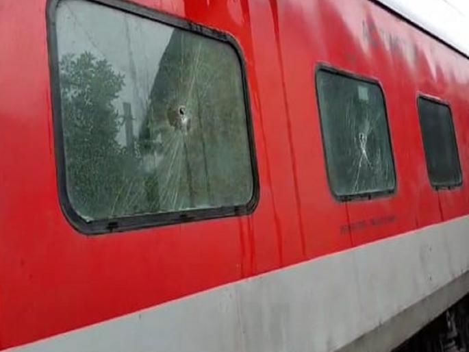 Tirupati Express coach vandalized due to office anger in kolhapur | ऑफिसच्या रागातून तिरूपती एक्स्प्रेस डब्यात तोडफोड; कोल्हापुरात रेल्वेच्या कर्मचाऱ्याचा प्रताप
