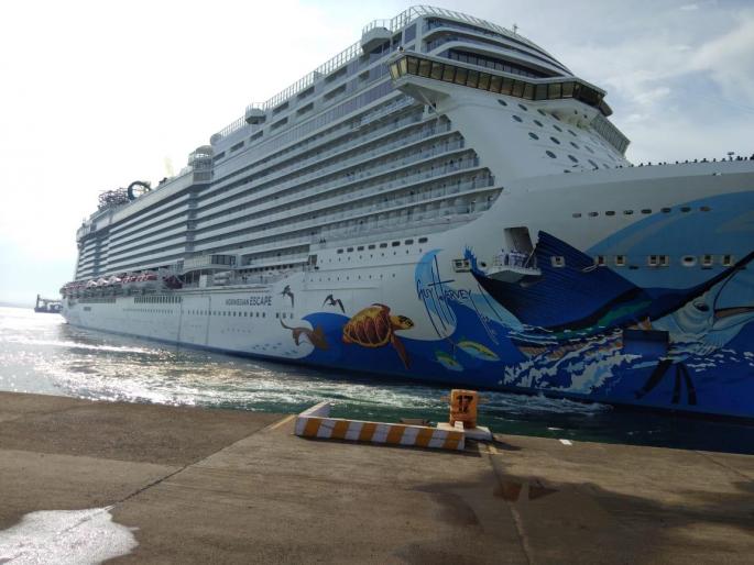 coronavirus: Norwegian escape ship arrives at Mormugao with 473 person | coronavirus: ४७३ गोमंतकीय बांधवांना घेऊन मुरगाव बंदरात पोचले ‘नॉर्वेजियन एस्केप’ जहाज coronavirus: Norwegian escape ship arrives at Mormugao with 473 person | coronavirus: ४७३ गोमंतकीय बांधवांना घेऊन मुरगाव बंदरात पोचले ‘नॉर्वेजियन एस्केप’ जहाज